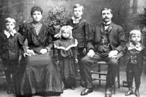 Hungarian Immigrant Family in Cleveland c.1900 (Greater Cleveland Ethnographic Museum)
