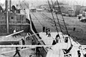 Unloading a lumber steamer in Cuyahoga Pier about 1895 (Plain Dealer Collection).