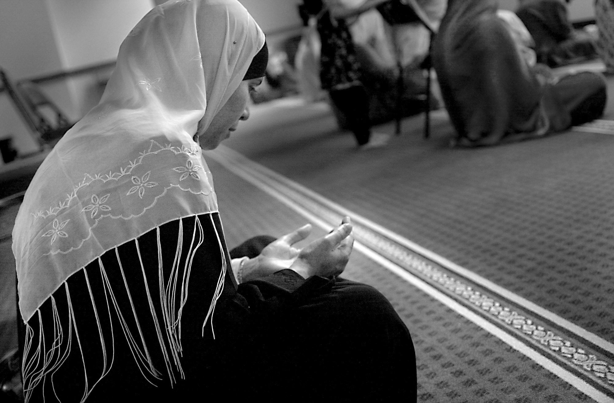 Image of a woman praying in a mosque